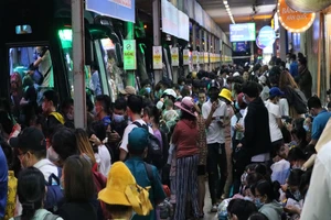 Hàng ngàn người dân chờ lên xe về quê ở bến xe Miền Đông