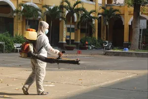 Trường khử khuẩn 2 tuần một lần để học sinh 12 quay lại lớp 