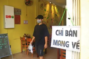 Nhiều hàng quán vẫn bán tại chỗ sau thông báo chỉ bán mang về