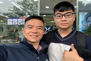 Con trai được học bổng, bố chuyển 100 triệu vào Quỹ Vaccine