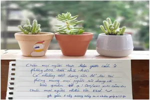 Sinh viên để lại đồ ăn, khẩu trang cho người đến cách ly ở ký túc xá