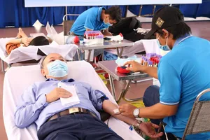 Hiến máu giải cứu nguồn máu đang cạn kiệt do dịch COVID-19