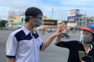 Cảm động khoảnh khắc cha mẹ chia tay con trước cổng trường thi 