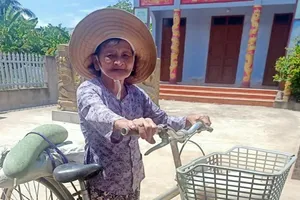 Giữa trưa nắng, cụ bà 76 tuổi chở trái bí để 'gửi chút tấm lòng' vô Nam 