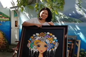 Ngẩn ngơ ngắm những bức tranh từ sỏi màu, quả thông và vỏ ốc