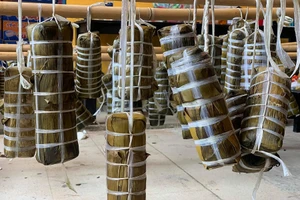 Người dân Vĩnh Long gói bánh tét gửi tặng người Sài Gòn ấm lòng mùa dịch