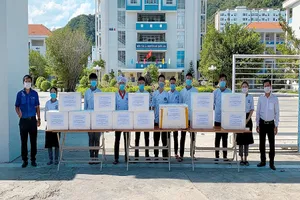 SV Cao đẳng Du lịch Nha Trang kho cá ngừ gửi tặng tuyến đầu chống dịch 