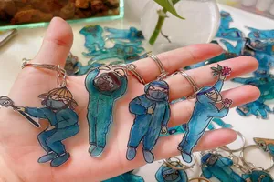 Làm móc chìa khóa tặng tình nguyện viên hỗ trợ tuyến đầu chống dịch