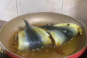 Bí quyết cho cá chuồn xứ Quảng khi chiên không ngóc đầu lên được 