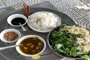 Món lõi thân cây chuối ghém trong rau sống