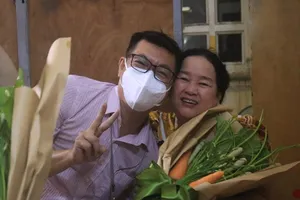 Độc đáo 'hoa' rau củ dành tặng người khuyết tật bán vé số