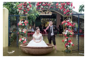 Quảng Ngãi: Bắt trọn khoảnh khắc rước dâu bằng thuyền thúng giữa ngày mưa lũ