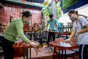 Cùng BS Trương Hữu Khanh trả lời: Mở cửa sau dịch sợ gì? 