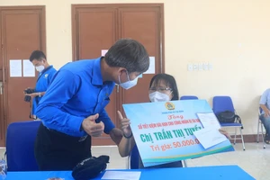 Nhận sổ tiết kiệm 50 triệu, công nhân cụt tay nói sẽ để dành đến khi về hưu