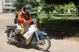 Sinh viên nôn nao trở lại ký túc xá để... lấy đồ