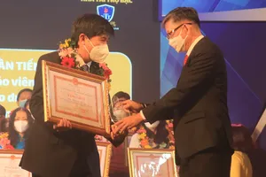 'Thầy giáo công nhân' 59 tuổi trở thành tiến sĩ đạt giải thưởng Võ Trường Toản