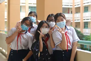 TP.HCM: Học sinh lớp 9, 12 háo hức đến trường sau hơn 7 tháng ở nhà