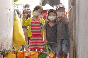 Mang Tết về cho trẻ em ở khu trọ nghèo từng là ổ dịch 130 ca F0
