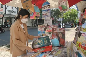 Độc đáo cách so sánh giá của sạp báo vỉa hè hơn 50 năm tuổi