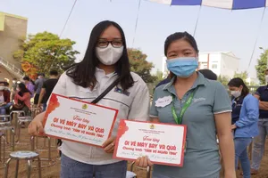 Công nhân vui mừng nhận vé máy bay miễn phí về quê ăn Tết