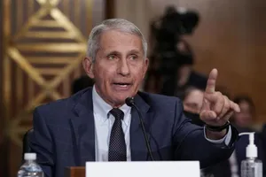 TS Fauci lo Mỹ 'đi sai hướng' chống dịch, cân nhắc đề nghị đeo khẩu trang lại