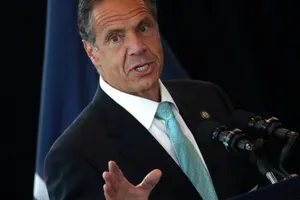 Ông Cuomo: Tôi không đụng chạm bậy bạ ai cả 