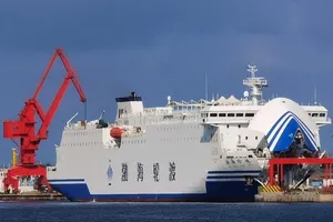 Ý đồ của Trung Quốc khi dùng tàu chở hàng dân sự để tập trận quân sự?