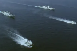 Trung Quốc gần như cùng lúc diễn tập bắn đạn thật và đổ bộ chiếm đảo