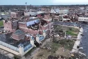 Lốc xoáy kinh hoàng ở Kentucky, Mỹ: Có thể cả trăm người đã chết