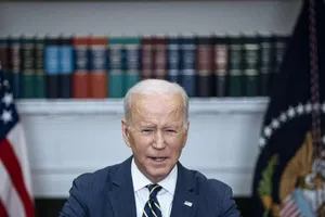 Ông Biden cấm bán USD cho Nga, cấm cả... rượu vodka