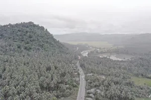 Philippines: Núi lửa phun ra đám mây xám xịt khổng lồ, dân vội sơ tán