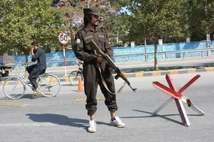 Lực lượng an ninh Afghanistan đứng bảo vệ gần địa điểm xảy ra vụ nổ ở Kabul, Afghanistan ngày 5-9. Ảnh: RT