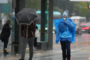 Bão Hinnamnor ở Seoul (Hàn Quốc) vào ngày 5-9. Ảnh: AP