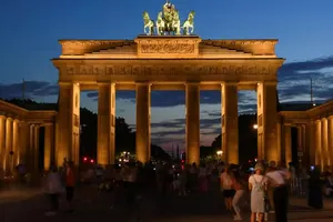 Đức tắt đèn tượng đài tại Cổng Brandenburg, thủ đô Berlin vào ban đêm. Ảnh: REUTERS