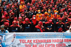 Thành viên của các công đoàn phản đối chính phủ tăng giá nhiên liệu bên ngoài Quốc hội Indonesia ở thủ đô Jakarta (Indonesia) ngày 6-9. Ảnh: REUTERS 