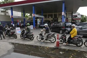 Người dân xếp hàng dài để đổ đầy bình sau khi chính phủ thông báo tăng giá nhiên liệu tại một trạm xăng thủ đô ở Jakarta (Indonesia) ngày 3-9. Ảnh: AP