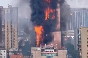 CCTV: Tòa nhà chọc trời ở Trung Quốc chìm trong biển lửa