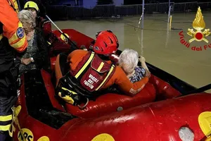 Nhân viên cứu hộ sơ tán người dân bằng xuồng sau khi mưa lớn và lũ lụt đổ bộ vào vùng Marche, miền trung nước Ý, ngày 16-9. Ảnh: REUTERS