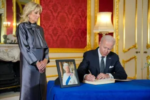 Tổng thống Mỹ Joe Biden cùng Đệ nhất phu nhân Jill Biden ghi sổ tang Nữ hoàng Elizabeth II ở dinh thự Lancaster House, London (Anh) ngày 18-9. Ảnh: TWITTER