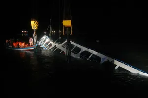 Chìm phà trên sông Karatoya, huyện Panchagarh, miền Bắc Bangladesh ngày 25-9. Ảnh: AFP