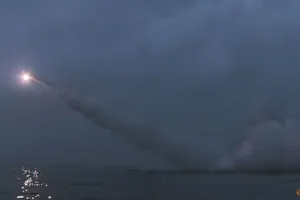 Ảnh: Triều Tiên phóng 2 tên lửa hành trình chiến lược từ tàu ngầm