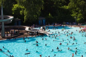 Thủ đô Đức cho phép phụ nữ để ngực trần khi đi bể bơi công cộng