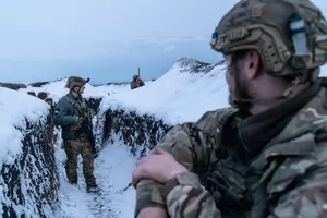 Muôn kiểu binh sĩ Ukraine vượt qua mùa đông 'âm độ'