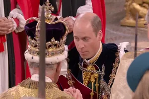 Video: Hoàng tử William tuyên thệ trung thành và hôn Vua Charles III 