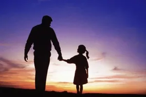 Cha muốn nuôi con, Toà án hay Uỷ ban giải quyết? 