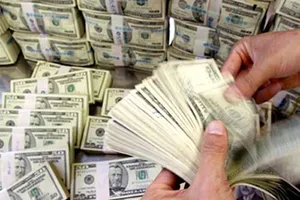 Việt kiều về nước đem bao nhiêu tiền phải khai báo hải quan? 