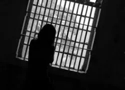 Đang ở tù, có được nhận con nuôi? 