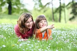 Đang ở tù, có được nhận cháu làm con nuôi?