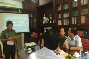 Khen thưởng cán bộ Sở Tư pháp TP bắt tội phạm truy nã 