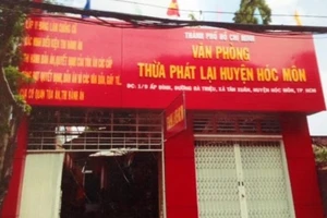 Tạm đình chỉ hoạt động Văn phòng Thừa phát lại huyện Hóc Môn 